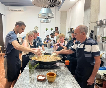 Valencia: Paella-workshop met gids, tapas en drankjes 's avonds