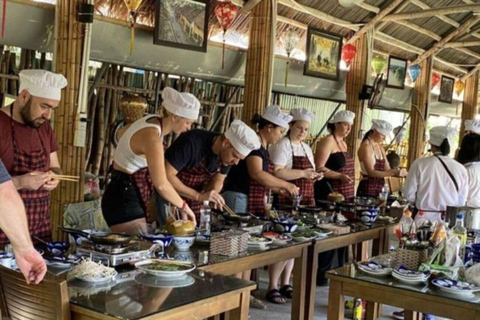 Hoi An: Aula de culinária ecológica em Bay Mau com mercado e passeio de barco com cesta