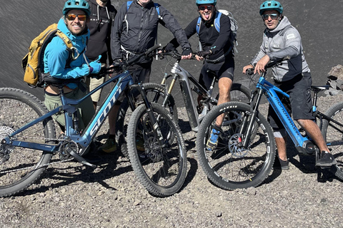 Cima dell'Etna in e-bikeE-bike sulla cima dell'Etna