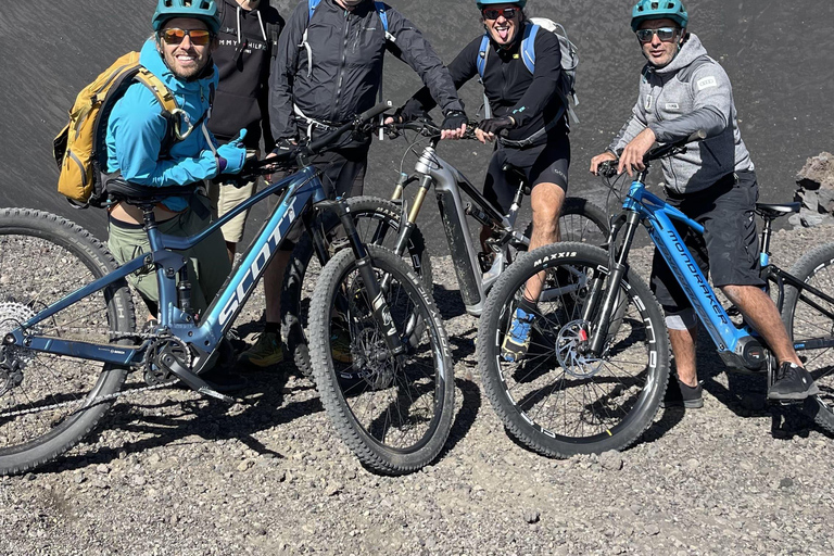Cima dell'Etna in e-bikeE-bike sulla cima dell'Etna