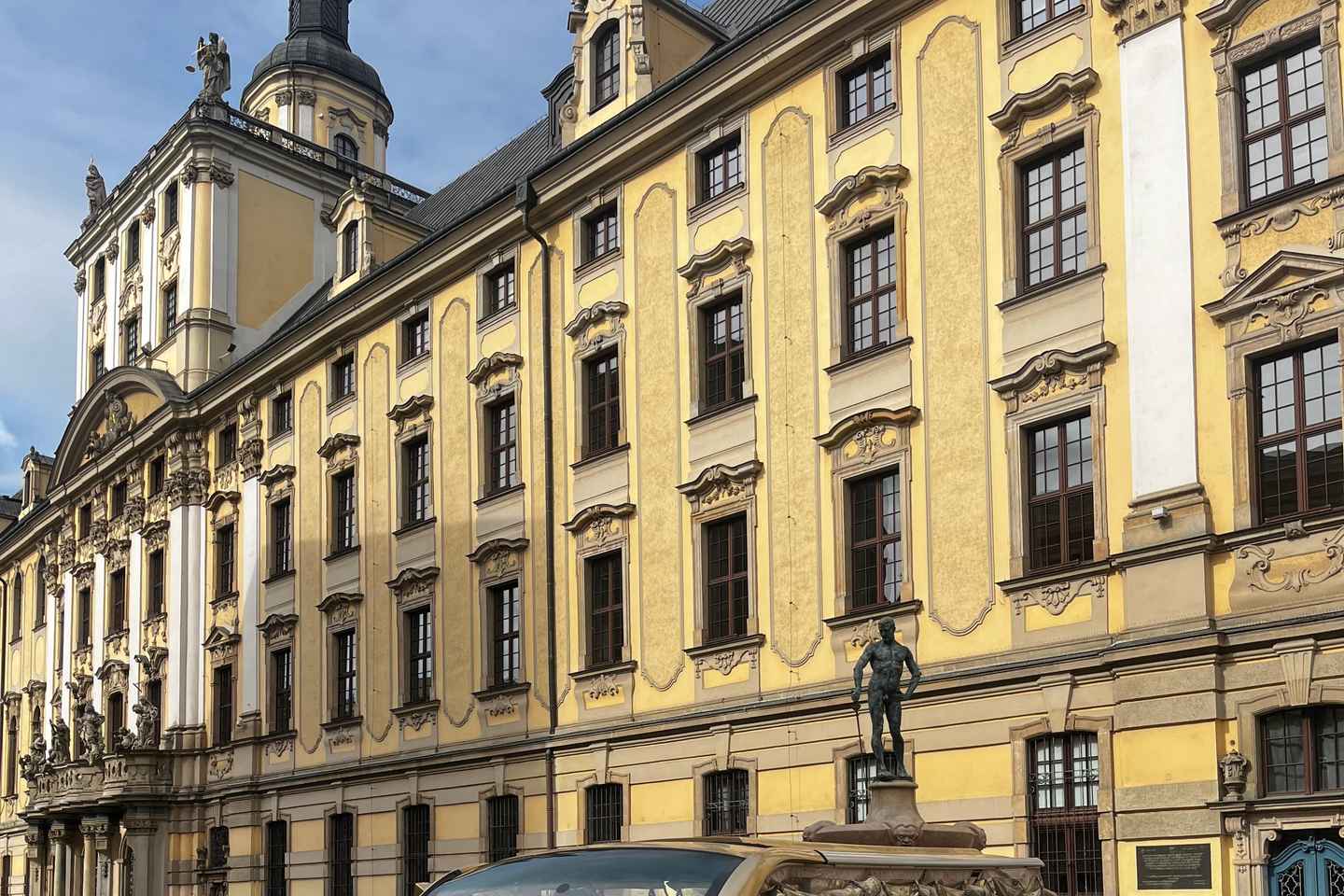 Wrocław Dwarfs & Sightseeing Tour by Electric Mini Bus