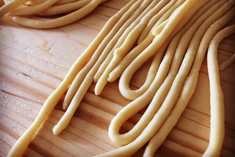 Pasta fresca con vista su Langhe e Monferrato vicino ad Asti