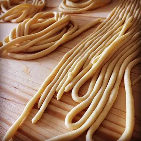 Pasta fresca con vista su Langhe e Monferrato vicino ad Asti Pasta fresca con vista su Langhe e Monferrato vicino ad Asti