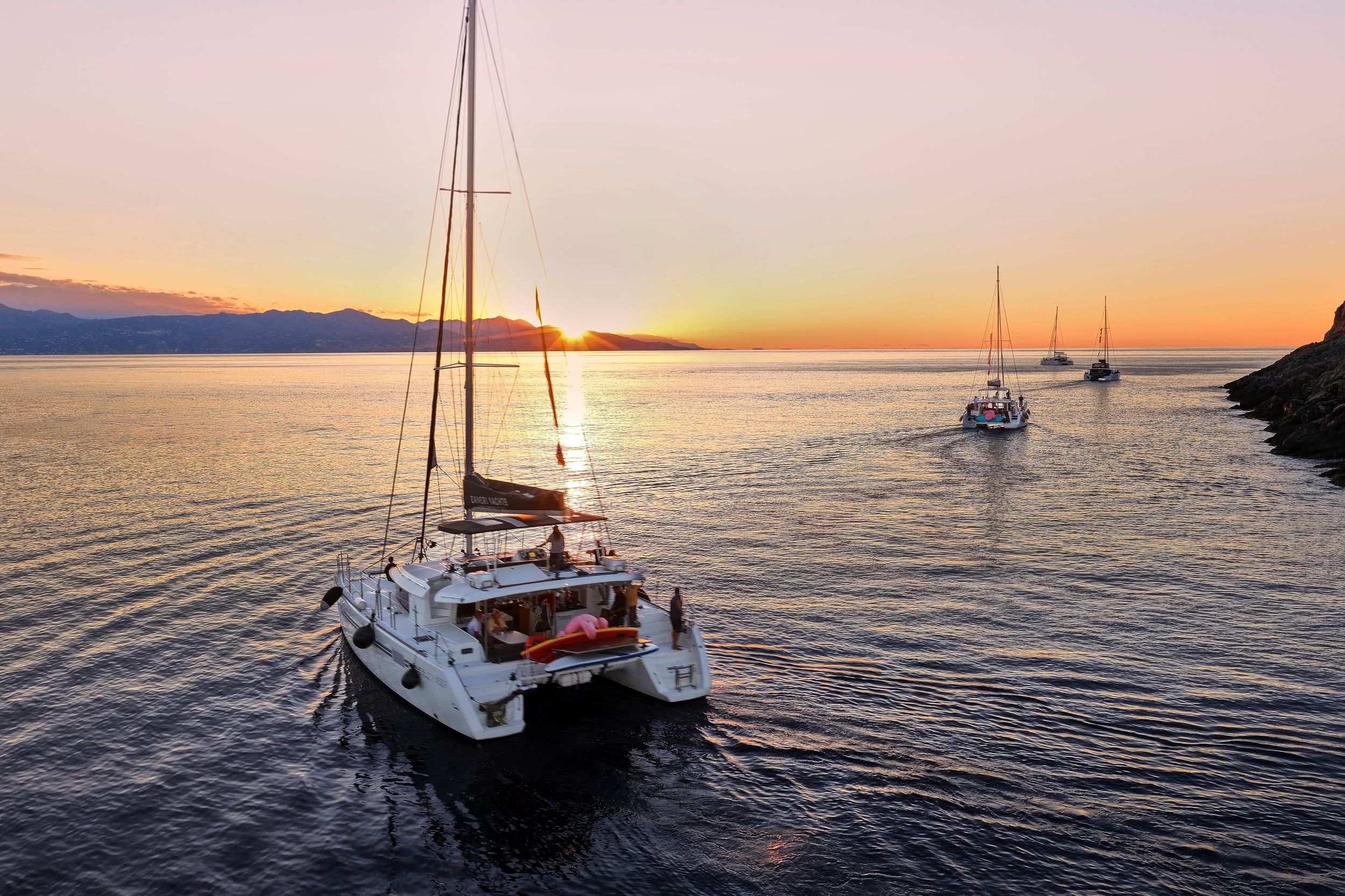 Panormo: Luxuriöse Katamaranfahrt bei Sonnenuntergang mit Sushi & offener Bar
