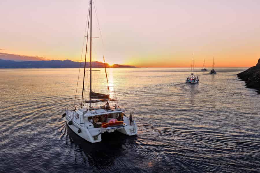 Panormo: Luxuriöse Katamaranfahrt bei Sonnenuntergang mit Sushi & offener Bar. Foto: GetYourGuide Panormo: Luxuriöse Katamaranfahrt bei Sonnenuntergang mit Sushi & offener Bar. Foto: GetYourGuide
