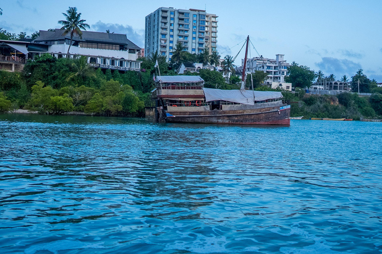 مومباسا: رحلة بحرية مسائية على متن قارب الداو مع عشاءمومباسا: رحلة قارب الداو المسائية مع عشاء