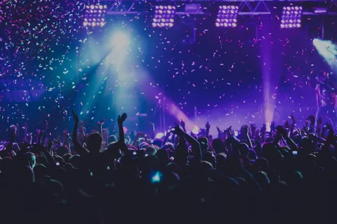 Amsterdam: Nightlife Ticket with Champagne and Cruise