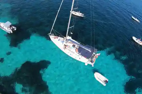 Cannigione: tour di un giorno intero in barca a vela