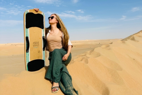 Abu Dhabi : Balade à dos dos de chameau et barbecue dans le désertForfait véhicule partagé avec BBQ, balade à dos de chameau et sandbording