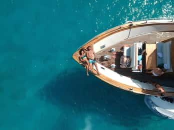 Forio: Omvisning med båt på øya Ischia med lokal lunsj og bading