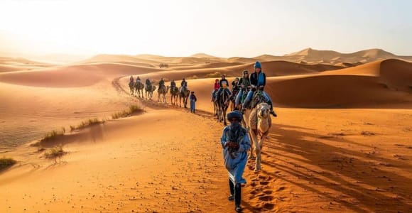 Excursion de 3 jours à Merzouga : balade à dos de chameau, repas et camping économique