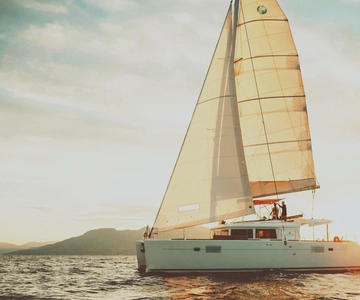 Rethymno: Sunset Catamaran Cruise with Wine and Snacks