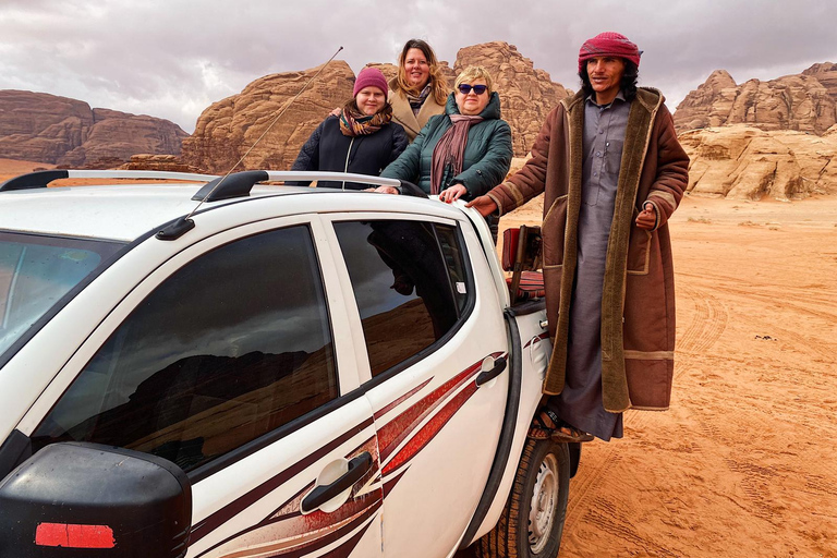 Descubre Wadi Rum con un tour de día completo en jeep con pernoctaciónexcursión de un día en jeep con pernoctación