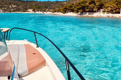 Ze Splitu/Trogiru: Błękitna Laguna i 2 wyspy - pół dnia prywatnieZe Splitu: prywatna półdniowa wycieczka do Błękitnej Laguny i Šolta Nečujam