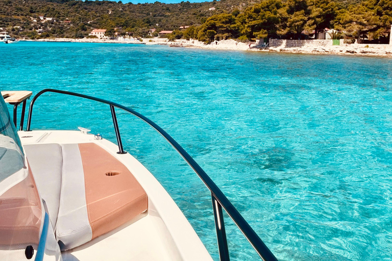 Ze Splitu/Trogiru: Błękitna Laguna i 2 wyspy - pół dnia prywatnieZe Splitu: prywatna półdniowa wycieczka do Błękitnej Laguny i Šolta Nečujam