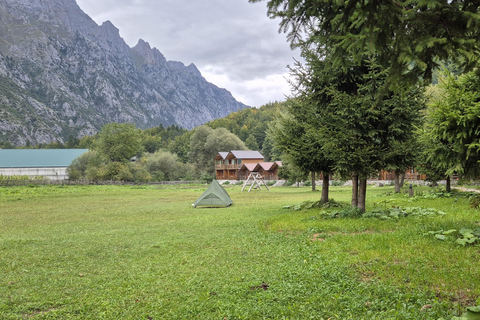 De Tirana: 3 dias de caminhada no lago Koman, Valbona e ThethDe Tirana: excursão de caminhada de 3 dias pelo lago Koman, Valbona e Theth