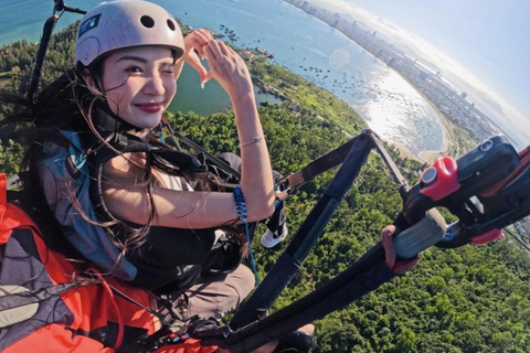 Gleitschirmfliegen und Da Nang von oben sehen ist wunderbar