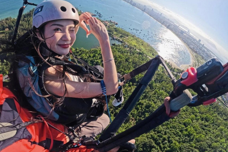 Voar de parapente e ver Da Nang do alto é maravilhoso