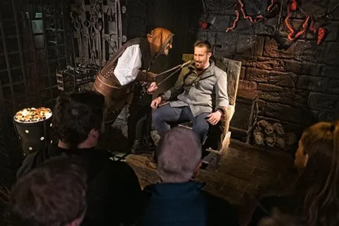 Hop-on Hop-off London Bus Tour & The London Dungeon
