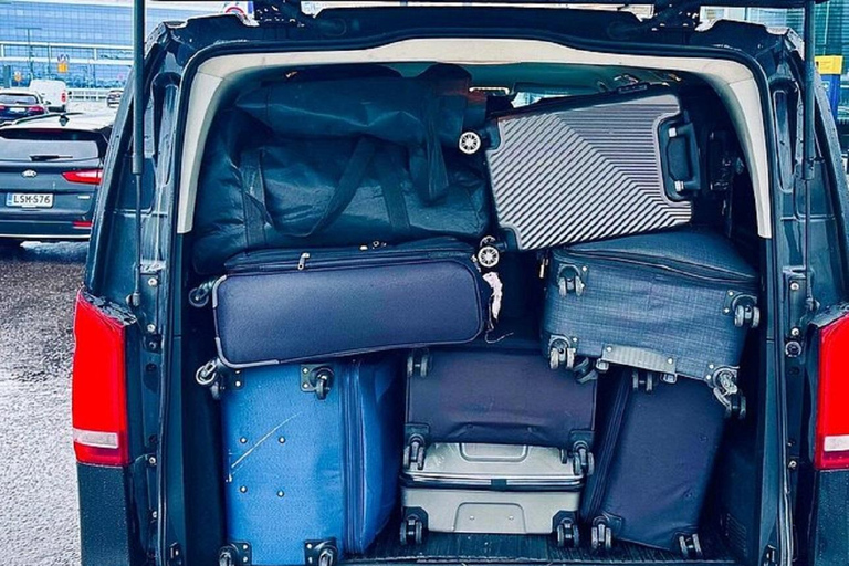 Rovaniemi: Private Airport Transfer with Meet & Greet