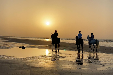 Montar a caballo en la playa de Mascate