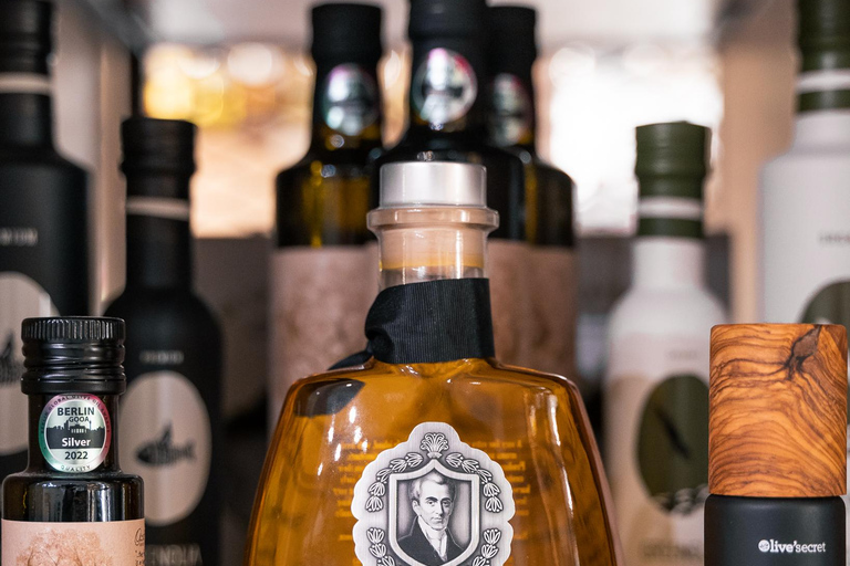 Città vecchia di Atene: degustazione di olio d&#039;oliva e erbe grecheDegustazione di olio d&#039;oliva ed erbe aromatiche