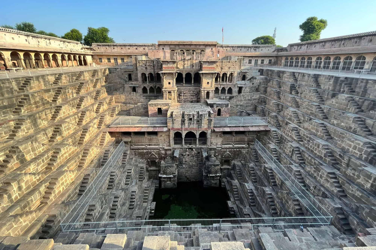 Jaipur do Agry taksówką przez Abhaneri i Fatehpur Sikri -TransferJaipur do Agry przez Fatehpur Sikri - prywatny transfer w kabinie