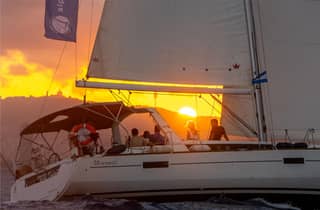 Barcelona: 2-stündige Segeltour mit offener Bar, Snacks & Badestopp