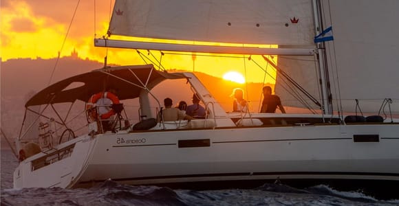 Barcelona: 2H Sailing with Open Bar, Snacks & Swim Stop