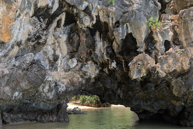 Krabi: Small Group Boat Tour to James Bond & Hong Islands