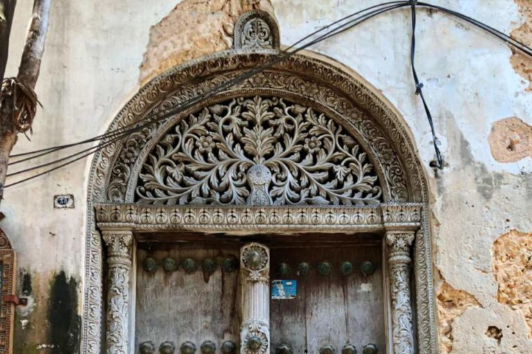 Zanzibar: snorkeling all'Atollo di Mnemba, tour del villaggio e di Stone TownZanzibar: snorkeling all'Atollo di Mnemba, villaggio e Città di Pietra