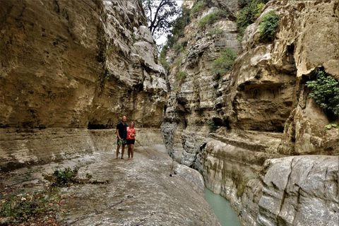 Osumi Canyon och Bogova vattenfall från Berat - av 1001AAFrån Berat: Vandring vid Bogovas vattenfall och simtur med Osum Canyon