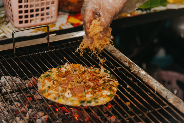 Street Food och sightseeing kvällstur | Ao Dai kvinnlig ryttareKvinnlig förare | 12 Provsmakningar &amp; Sightseeing med skoter