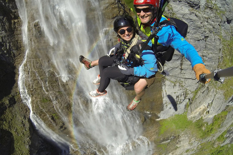 Mürren: Gleitschirmfliegen über Lauterbrunnens Felsen und Wasserfälle