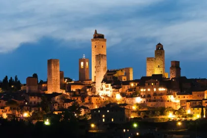 Siena & San Gimignano bei Nacht: Tour mit Abendessen