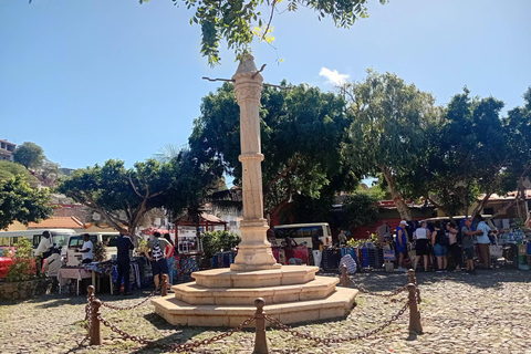 From Praia: Guided tour of Praia, Rua d'Arte & Cidade Velha. Private: Guided tour of Praia, Rua d'Arte & Cidade Velha.