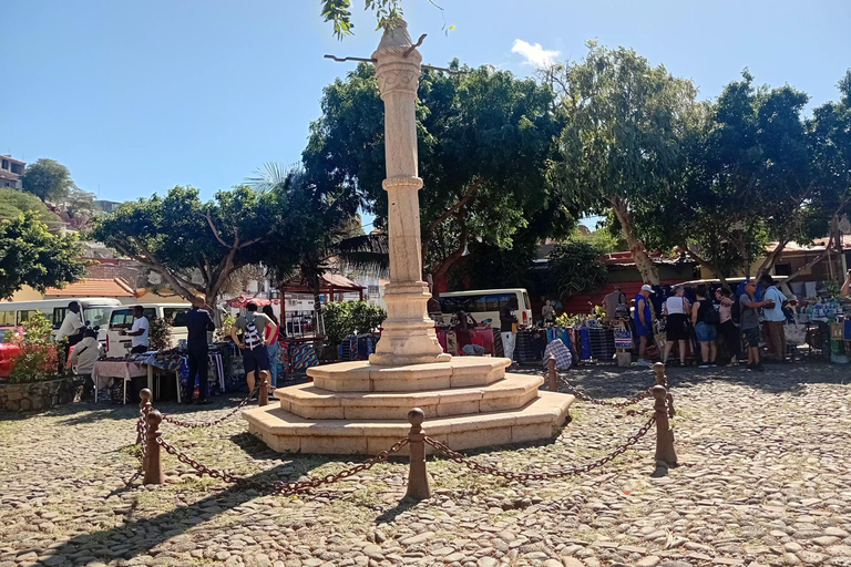 From Praia: Guided tour of Praia, Rua d'Arte & Cidade Velha. Private: Guided tour of Praia, Rua d'Arte & Cidade Velha.