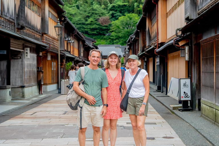 Kanazawa: Private 5 Must-Sees Walking Tour with DSLR Photos