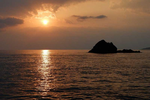 Phuket: Snorkeling na Ilha Coral e cruzeiro de catamarã ao pôr do sol