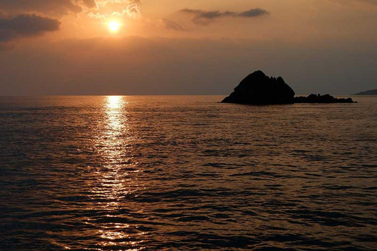 Phuket: Snorkeling na Ilha Coral e cruzeiro de catamarã ao pôr do sol