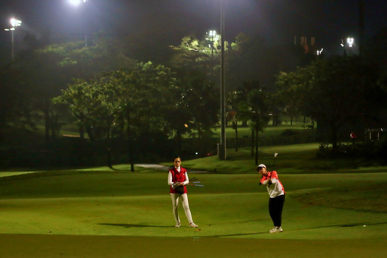 Jakarta: Senayan Night Golf with City Views and Transfer Night Gold with Premium Hotel Pickup & Golf Club Set