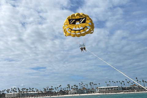 Punta Cana: Booze Cruise mit Bananenboot &amp; Parasailing