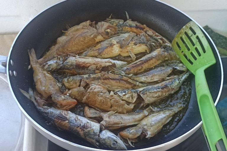 Atenas: Experiencia de pesca en barco con comida marinera