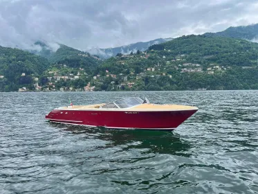 Como: Luxuriöses Motorboot für exklusive Touren auf dem Comer See
