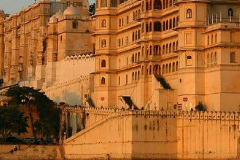 Rajasthan Tour: 8 Nächte 9 Tage luxuriöse Privatreise mit dem Auto.