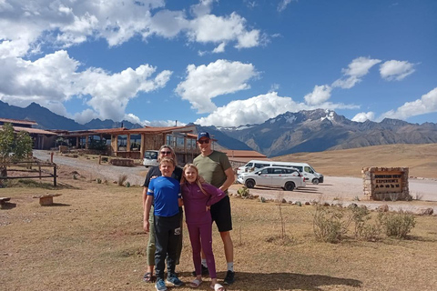 PICNIC CON LLAMA E ALPACA NELLA VALLE SACRA DI CUSCO, PERÙPicnic con lama e alpaca nella Valle Sacra di Cusco, Perù