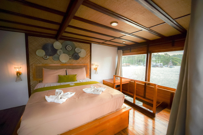 Labuan Bajo: 3-Day Komodo Sailing Luxury Boat with All Fees Deluxe Boat - Private Standar Room (2pax/room)