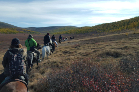 Trekking à cheval dans la vallée de l&#039;Orkhon, région des 8 lacs8 lacs de la vallée de l&#039;Orkhon, randonnée à cheval, région des chutes d&#039;eau