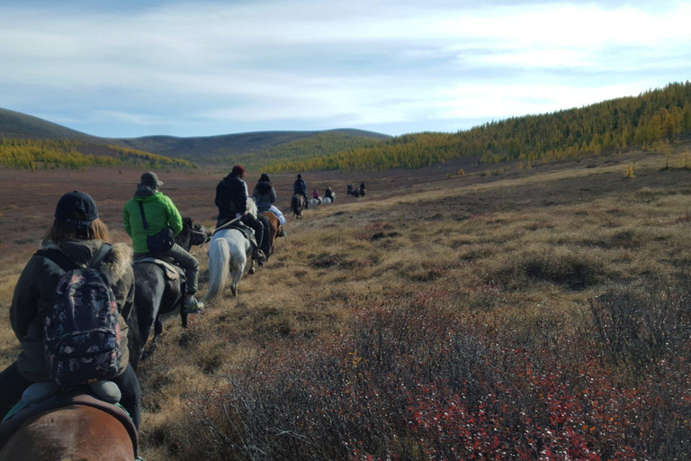 Trekking à cheval dans la vallée de l&#039;Orkhon, région des 8 lacs8 lacs de la vallée de l&#039;Orkhon, randonnée à cheval, région des chutes d&#039;eau