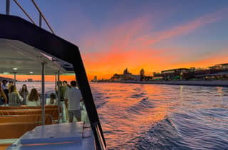 Lissabon: Bootsfahrt bei Sonnenuntergang mit portugiesischem Wein